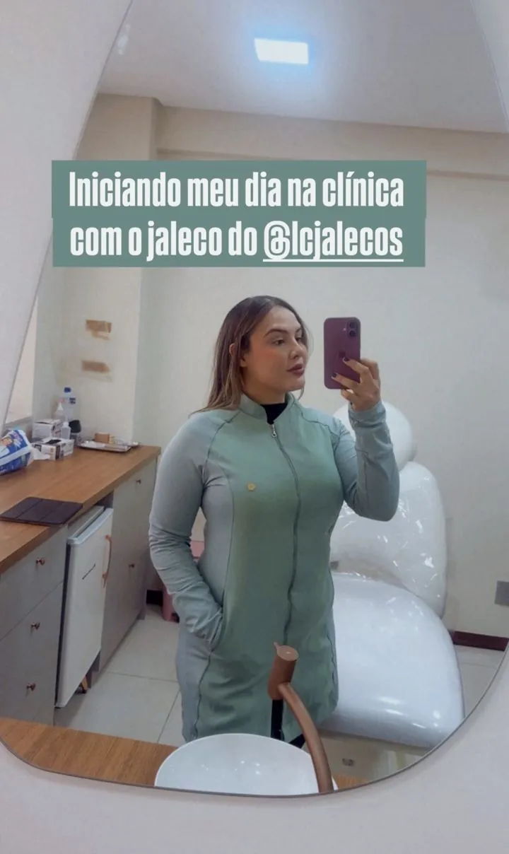 Cliente de jaleco verde no espelho da clínica: iniciando meu dia na clínica com o jaleco da LC
